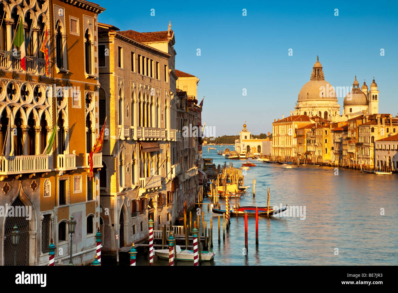 Lueur du soleil sur le Grand Canal avec Santa Maria della Salute en arrière-plan, Venise Vénétie Italie Banque D'Images