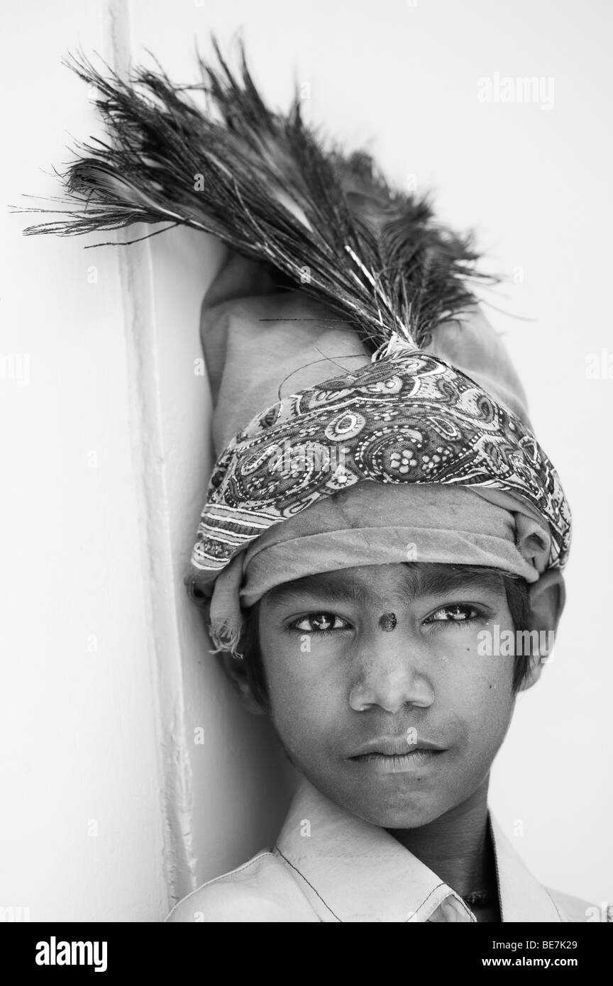 Petit garçon mendiant indien religieux, noir et blanc. L'Andhra Pradesh, Inde. Selective focus Banque D'Images