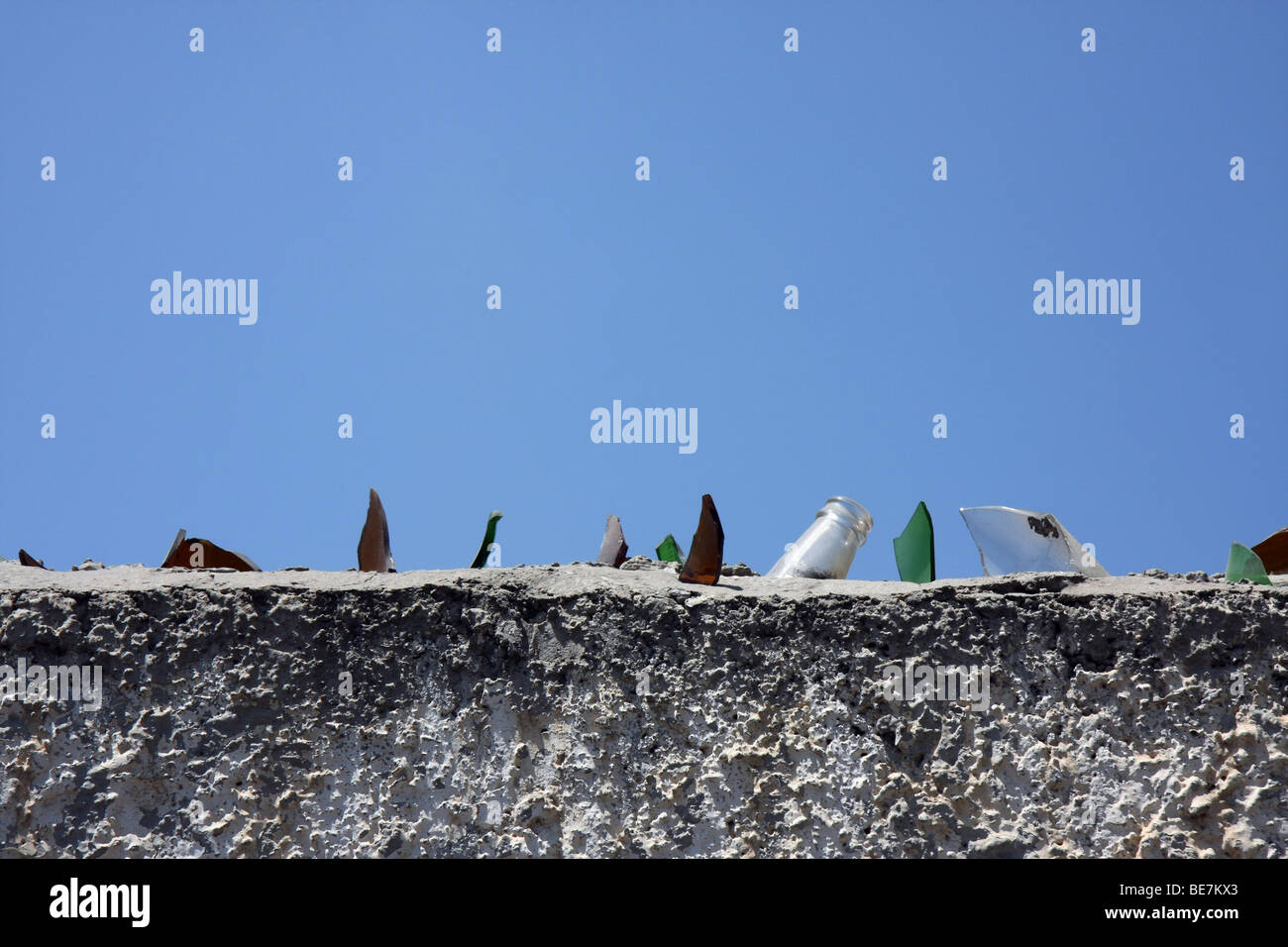 Haut d'un mur avec des fragments de verre de bouteilles cassées comme protection contre les personnes grimpant sur le mur de Nicosie, Chypre Banque D'Images