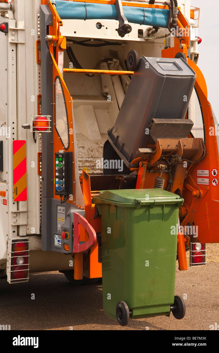 Une poubelle sur roues barrée d'être vidée dans le camion poubelle au Royaume-Uni Banque D'Images