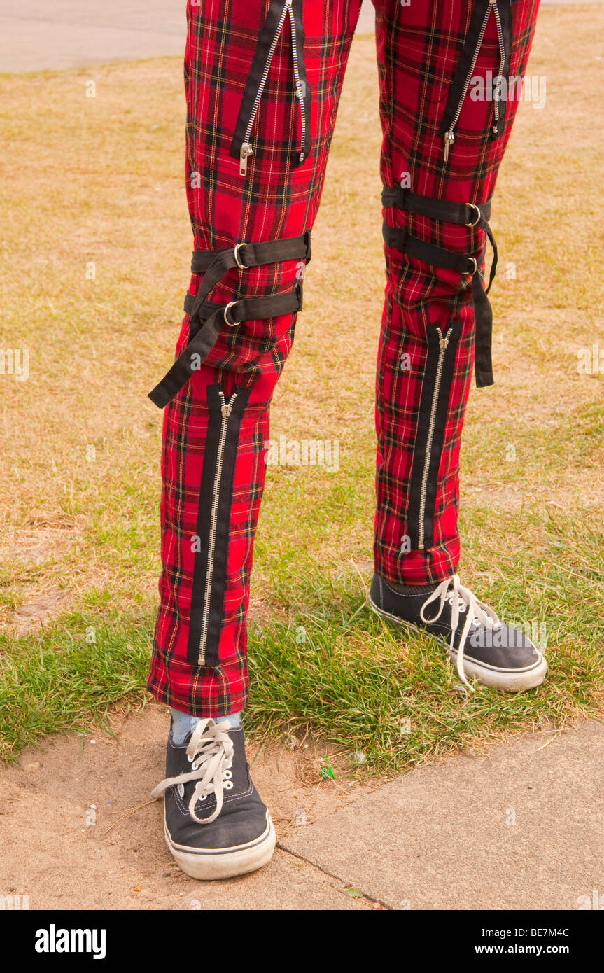 Une paire de pantalon tartan punks avec zips au Royaume-Uni Banque D'Images