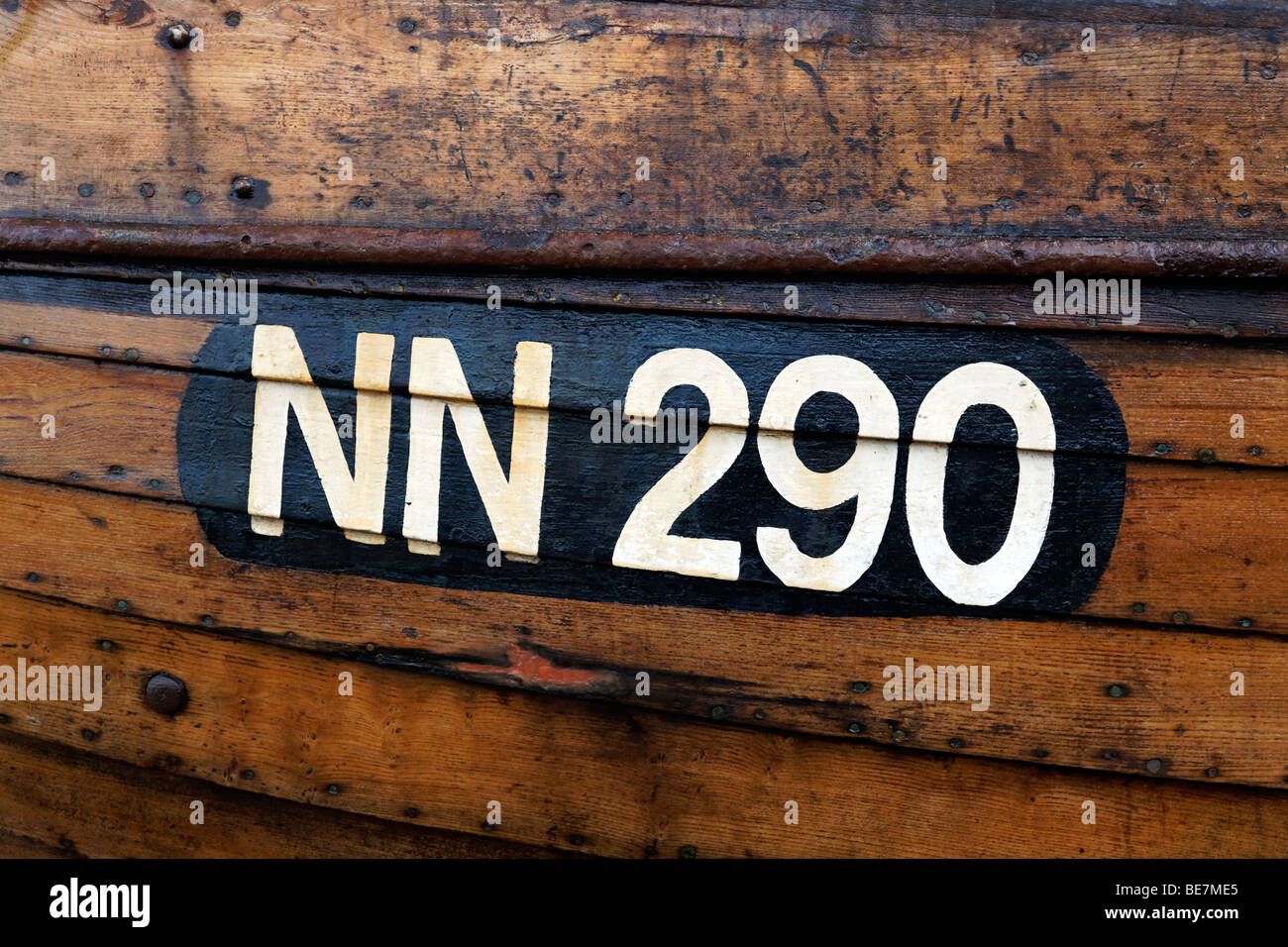 Vieux bateau de pêche noms et numéros d'identification sur Hastings beach Banque D'Images