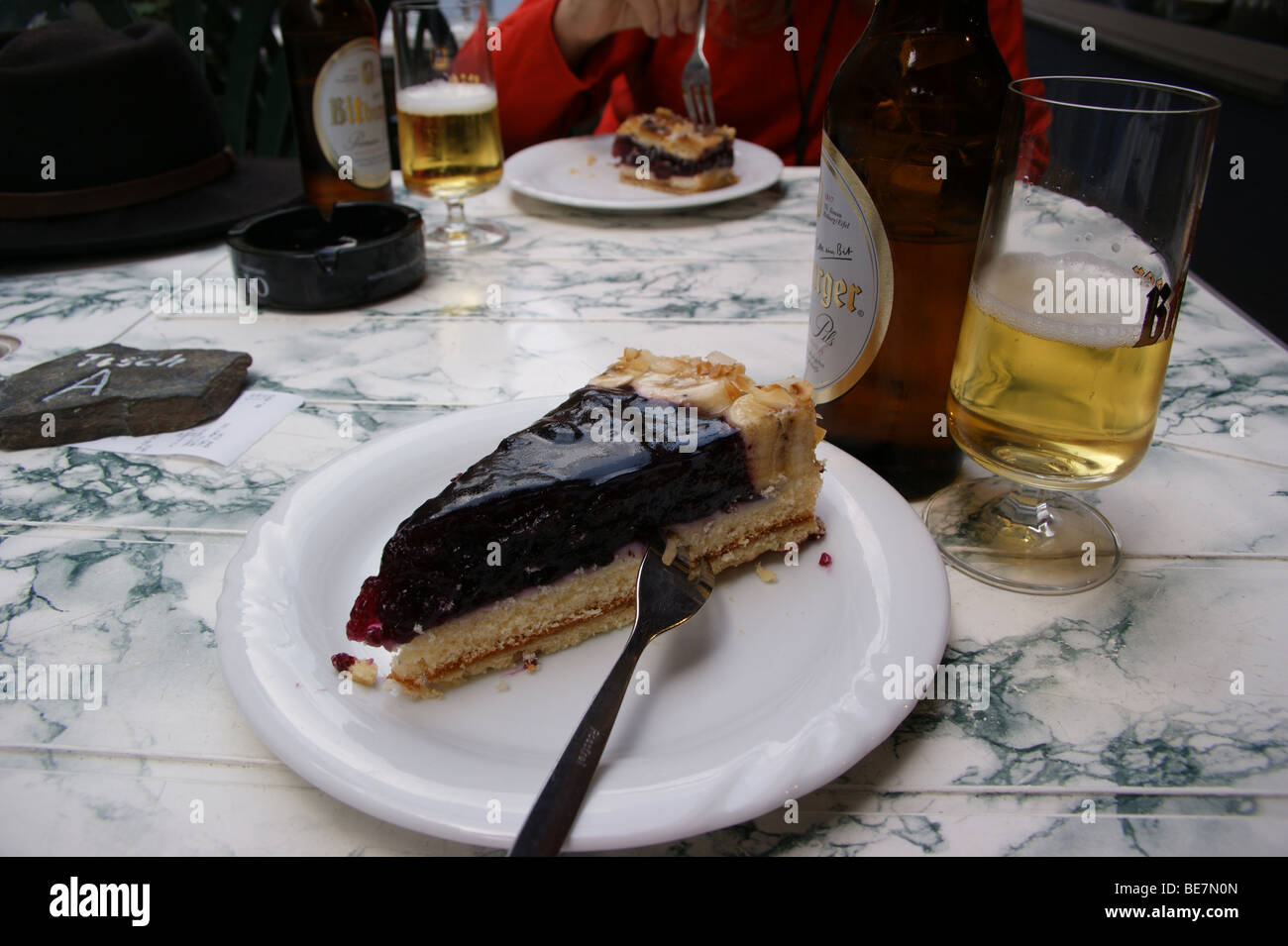 Gâteau allemand et de la bière, des verres de boissons table pub Banque D'Images