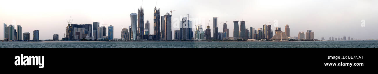 Une vue de la tour du district de Doha, au Qatar, dans la soirée du 26 septembre 2009. Panorama cousus Banque D'Images