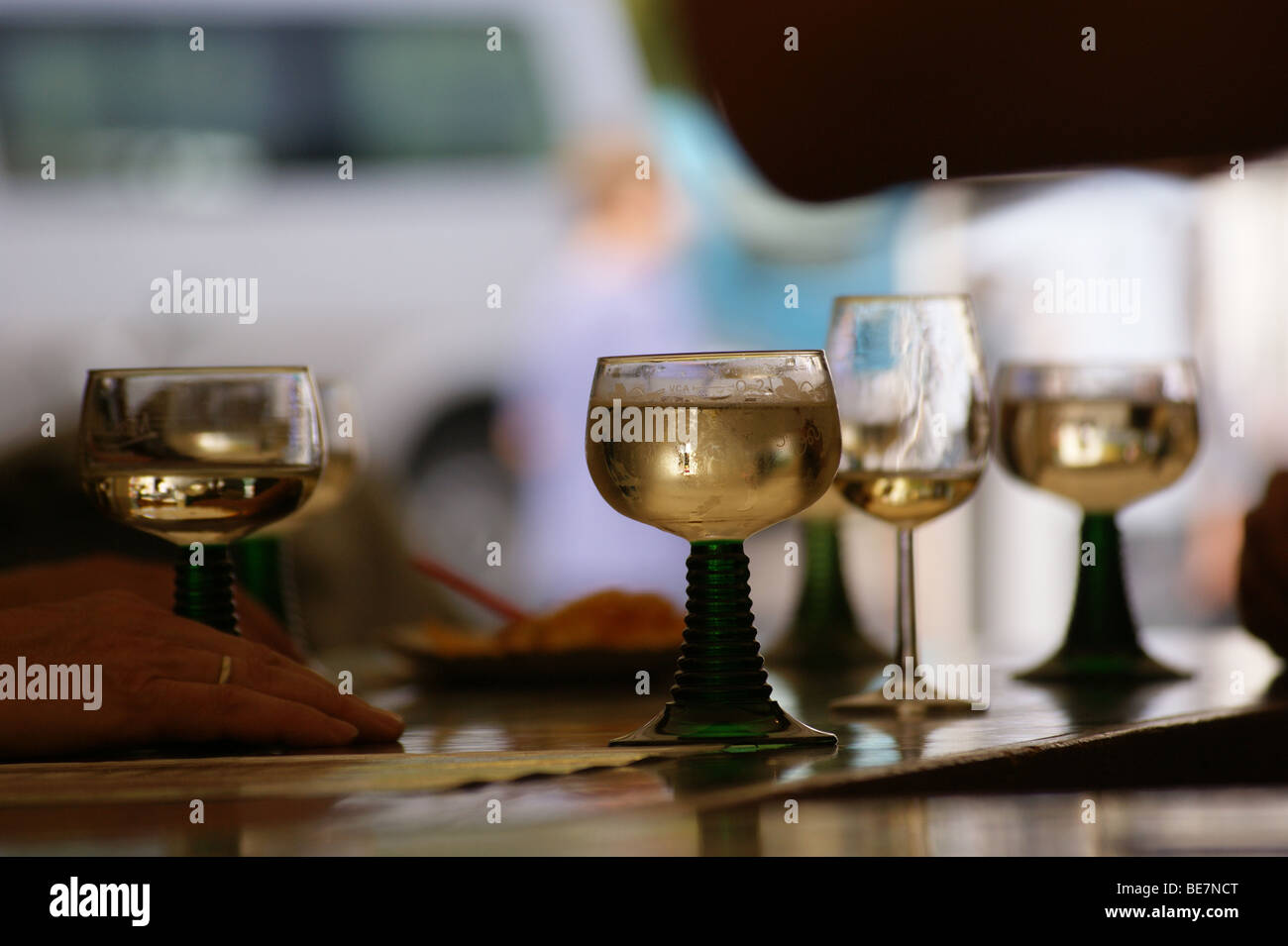 Verres de Riesling, Graach Wine Festival, Moselle, Allemagne pub boissons verres de table Banque D'Images