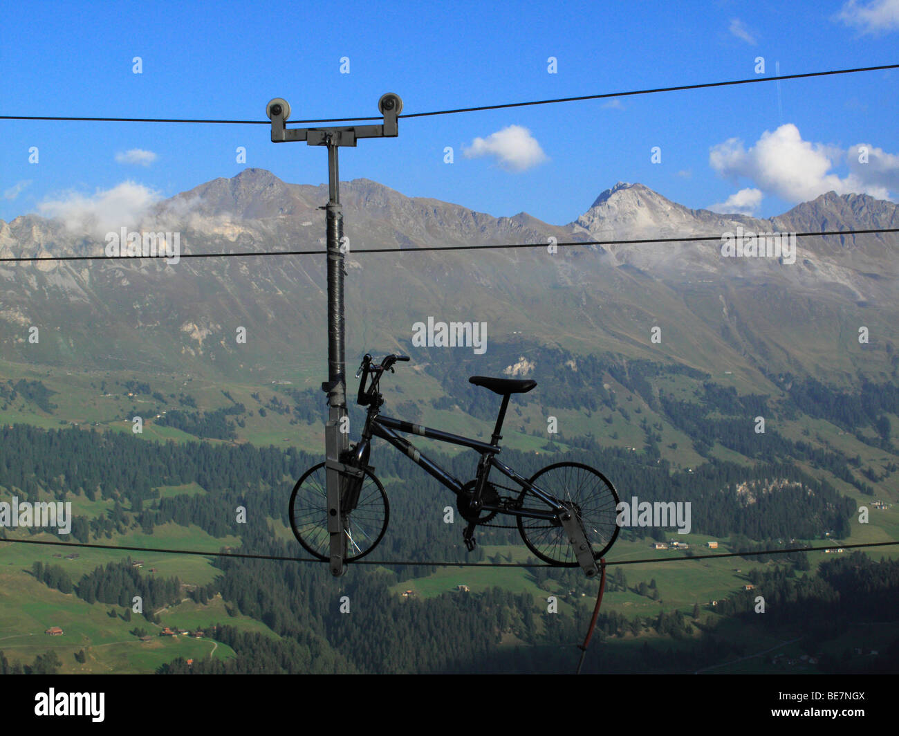 Location à un niveau élevé au cours des acrobaties montagnes suisses, Churwalden CH Banque D'Images