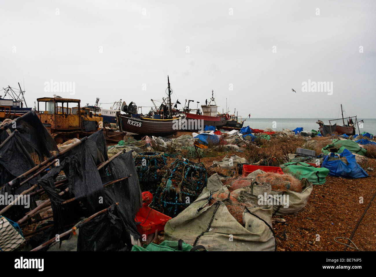 Les filets de pêche et des équipements dispersés le long de la plage de Hastings Banque D'Images