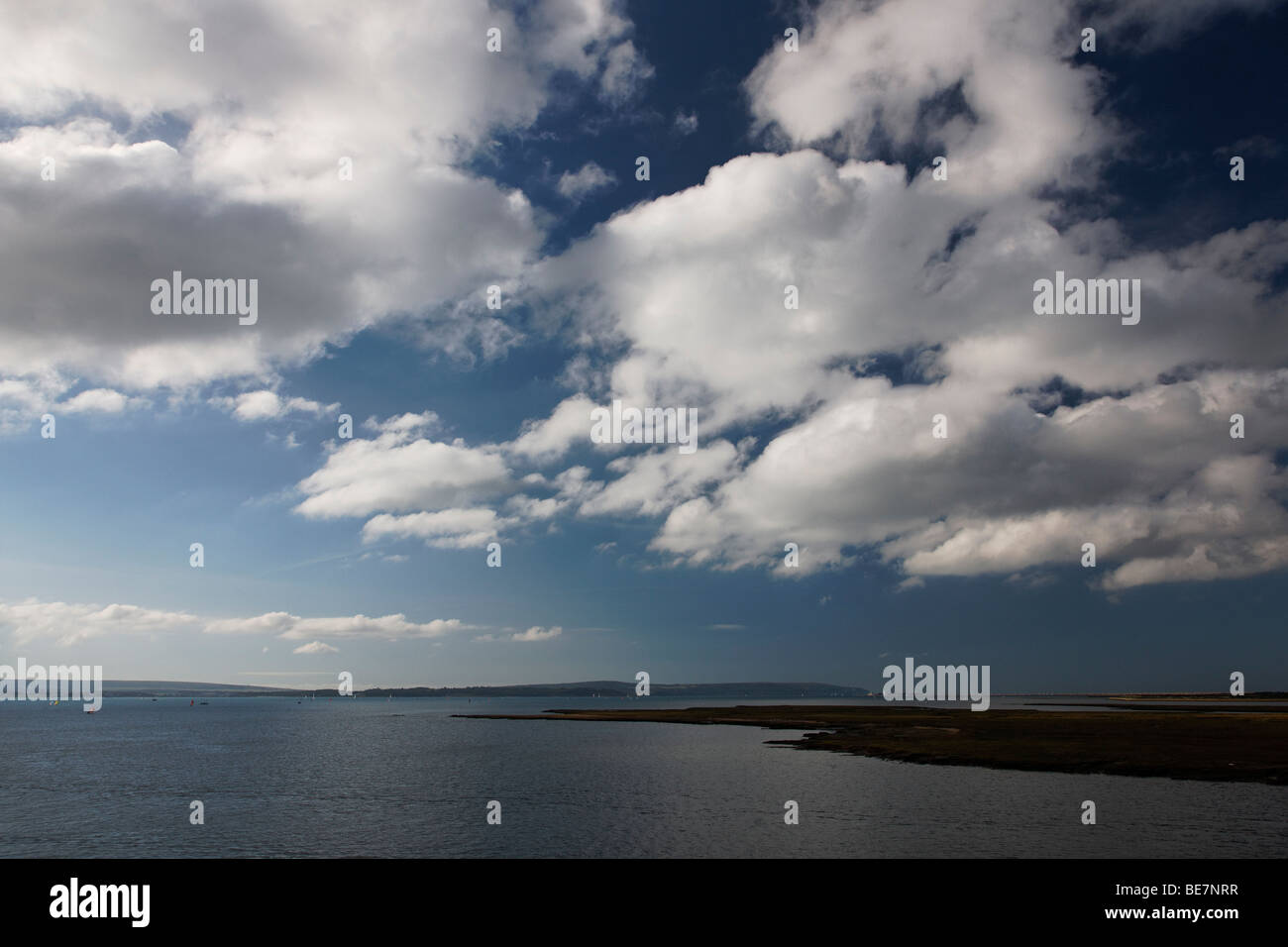 L'entrée du port de Lymington avec l'île de Wight dans la distance Banque D'Images
