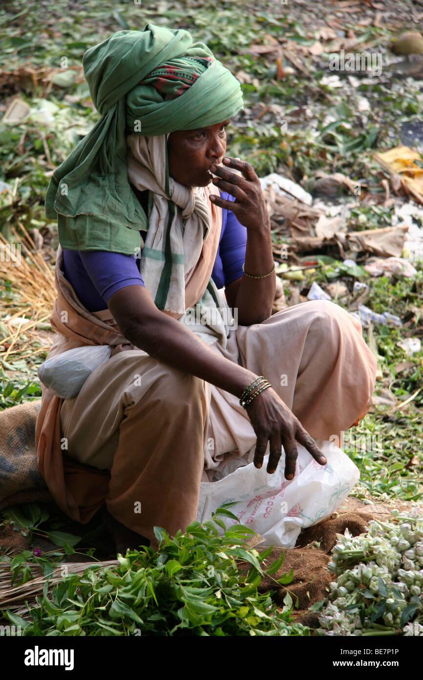 Une femme fait une pause de son travail à déguster une tasse de thé à Bangalore, ville de marché (aussi connu sous le nom de KR Market). Banque D'Images