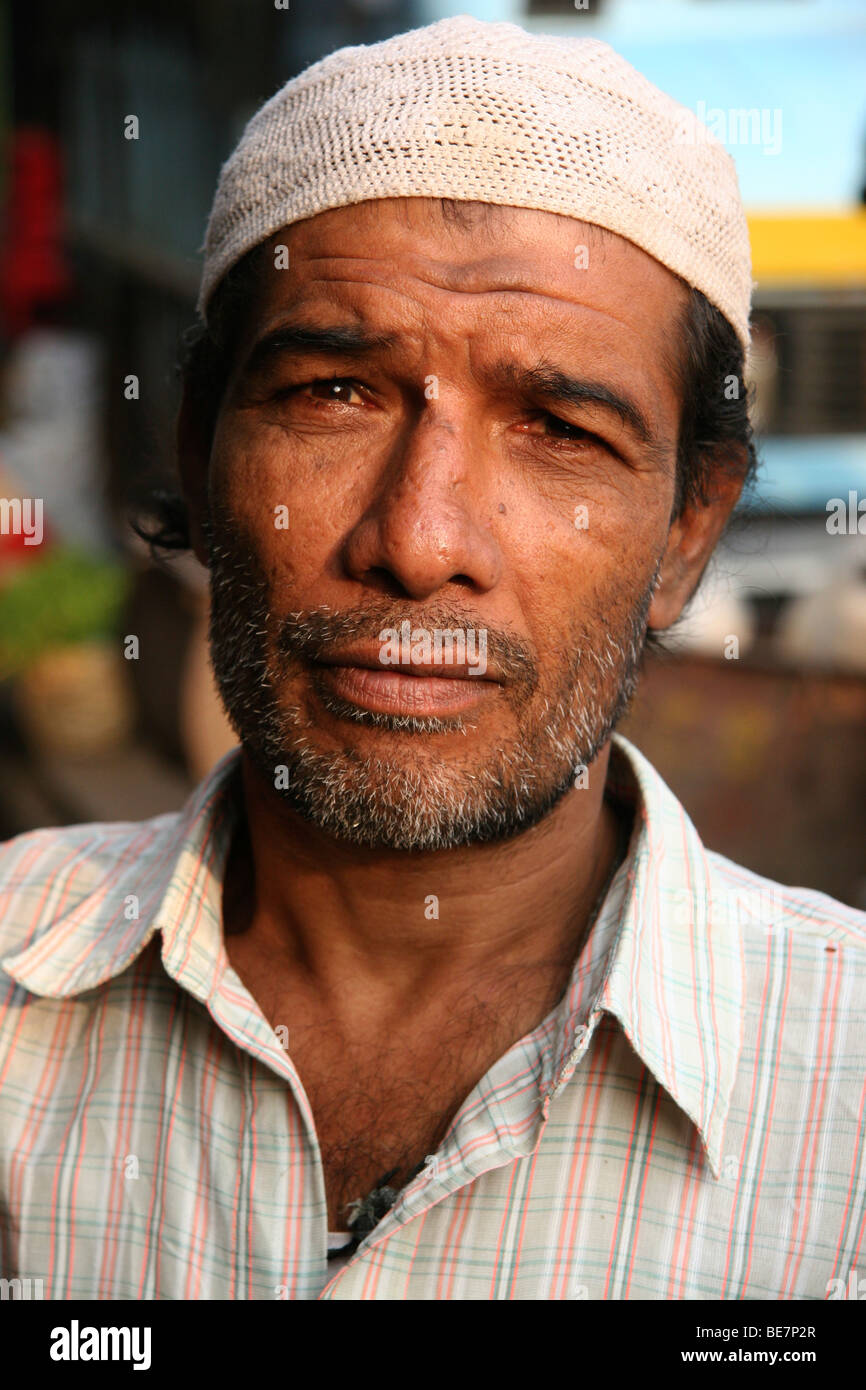 Un homme de prière musulmane porte un chapeau à Bangalore, ville de marché  (aussi connu sous le nom de KR Market Photo Stock - Alamy