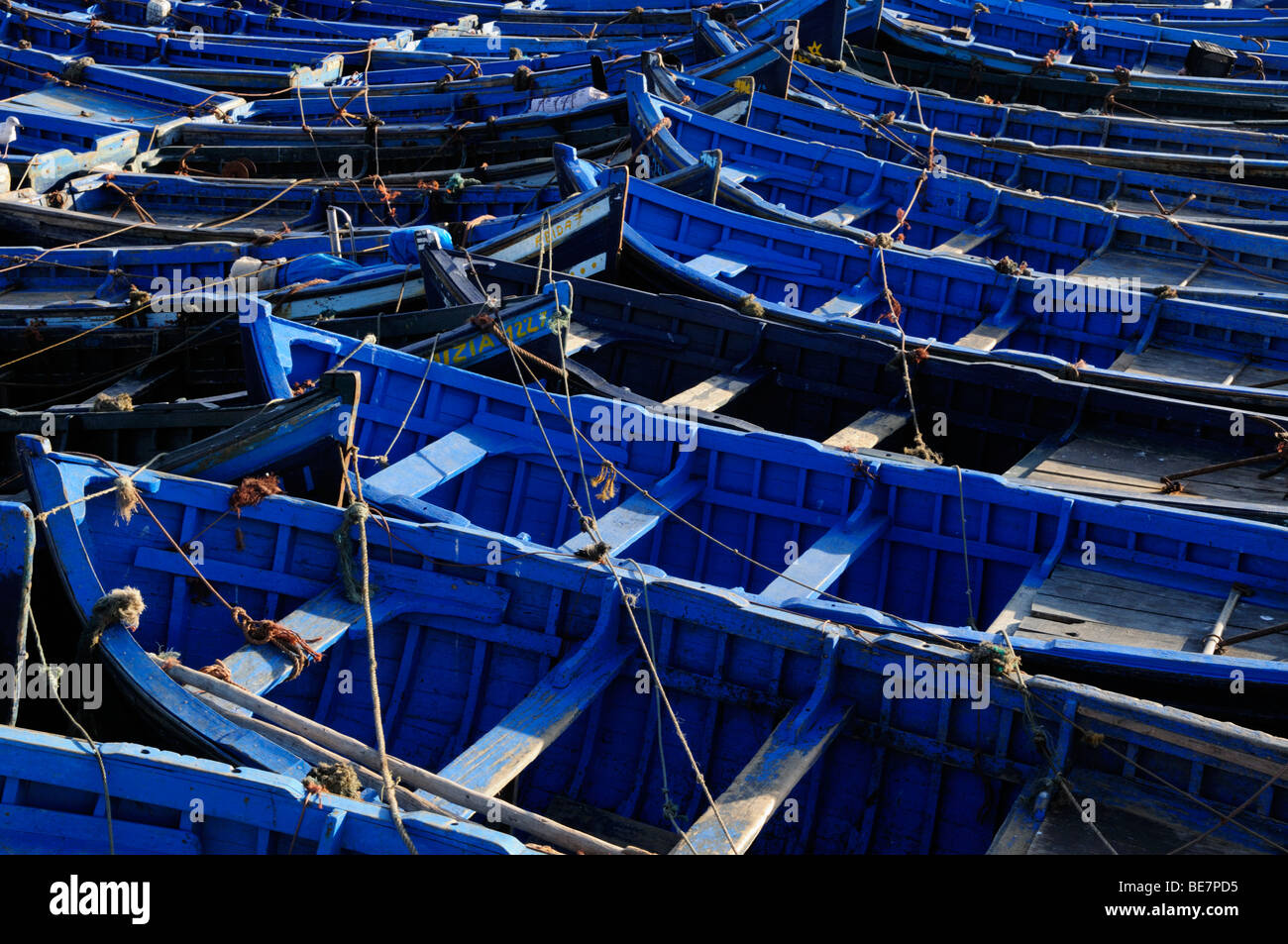 Bateaux bleu dans le port d'Essaouira, Maroc Banque D'Images