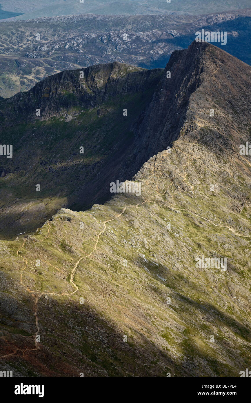 La crête de y Lliwedd et le sentier Watkin depuis le sommet de Snowdon (Yr Wyddfa), Snowdonia National Park (Eryri), Gwynedd, pays de Galles Banque D'Images