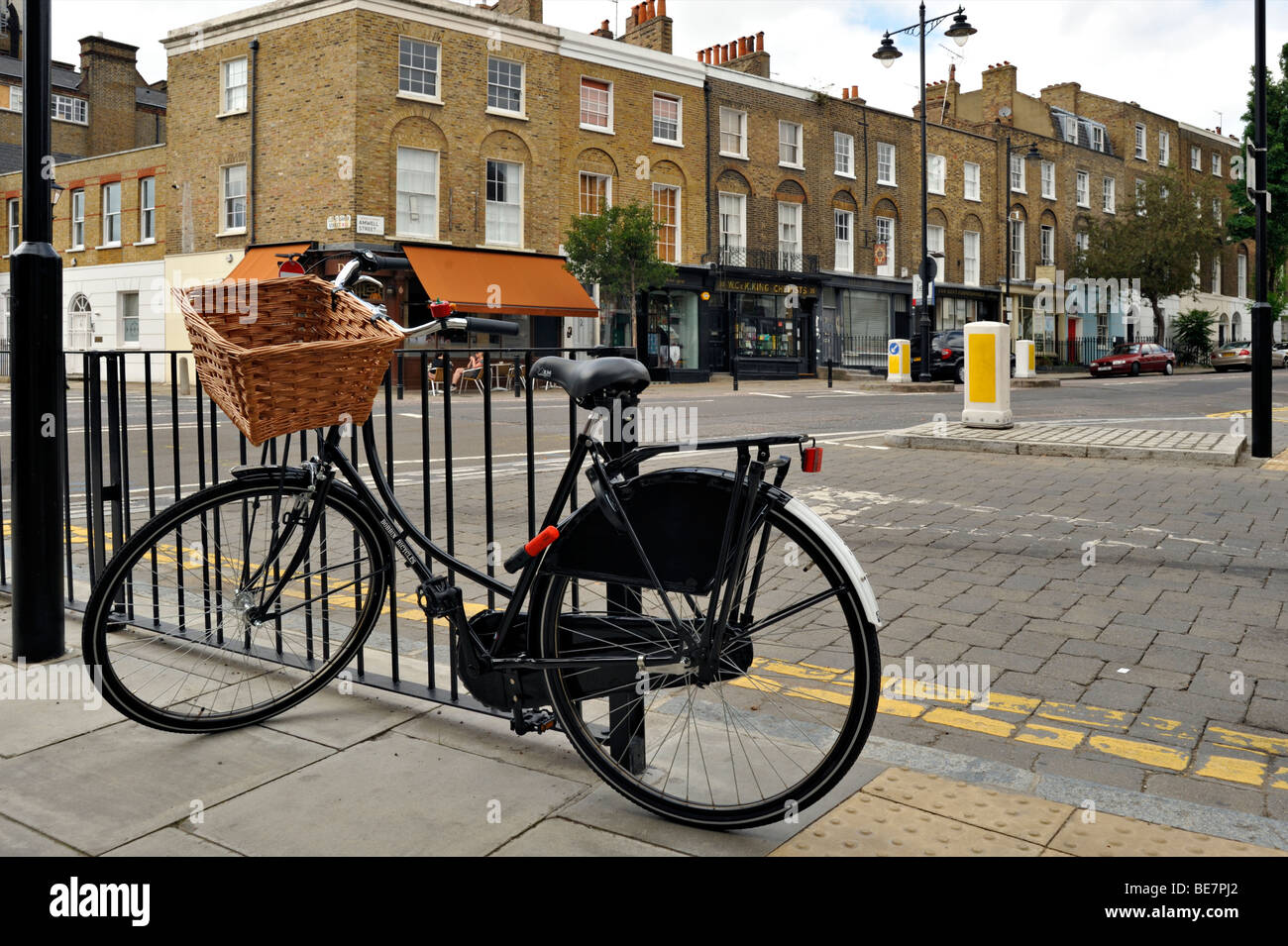 LONDRES, Royaume-Uni - 15 AOÛT 2009 : vélo enchaîné aux chemins de fer sur London Street avec bâtiment de style géorgien en arrière-plan Banque D'Images