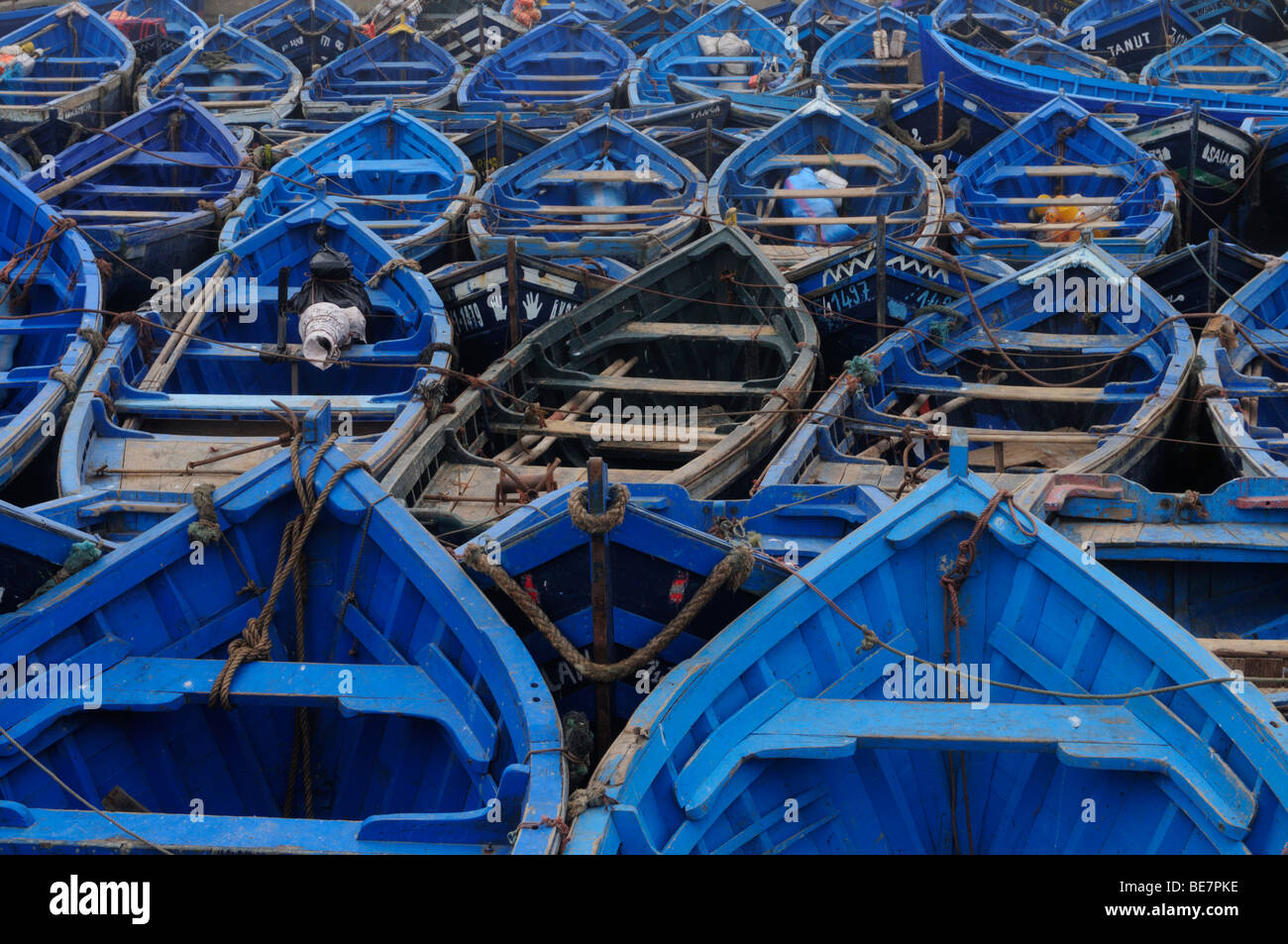 Bateaux bleu dans le port d'Essaouira, Maroc Banque D'Images