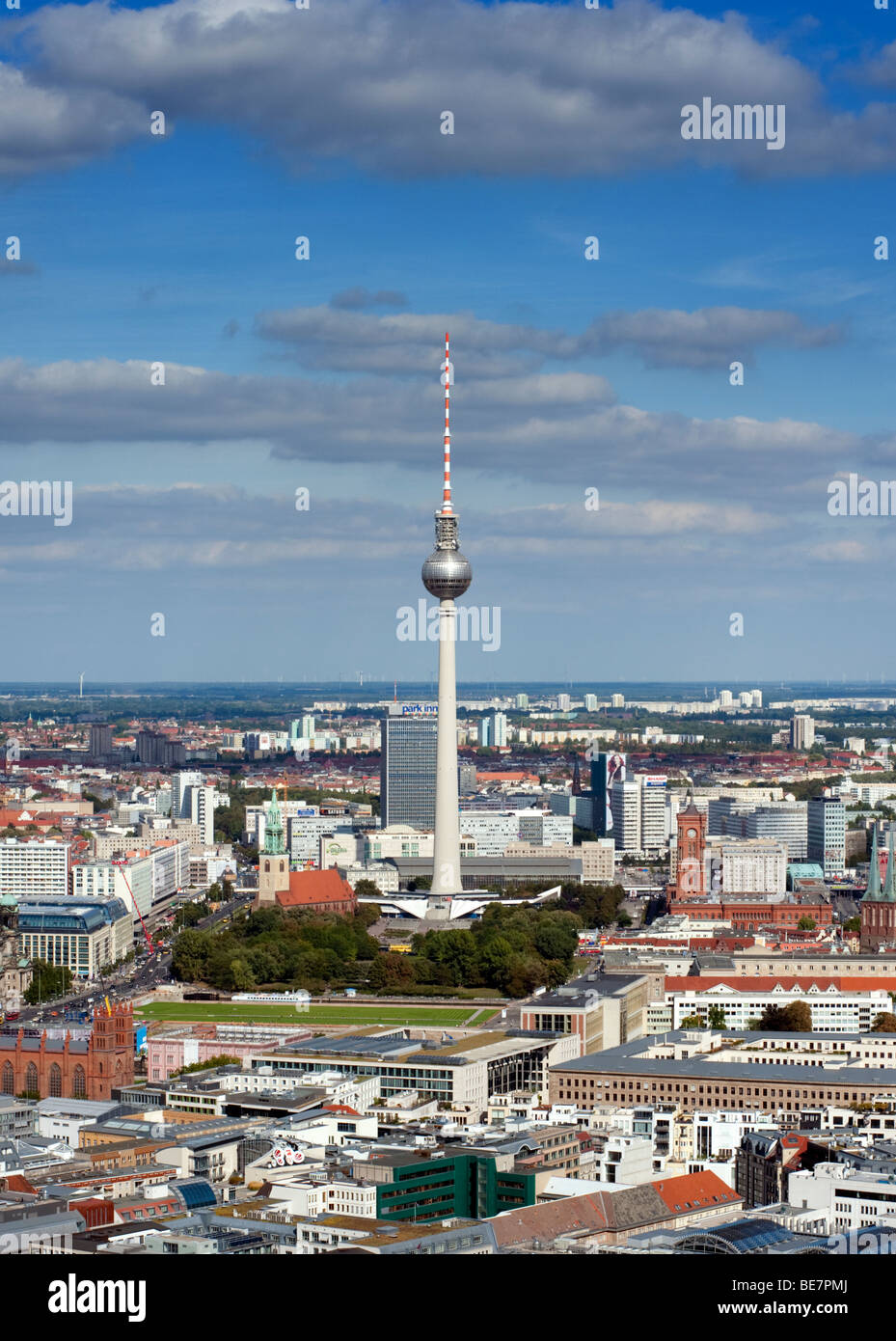 Toits de Berlin et Fernsehturm ou tour de télévision à Alexanderplatz Mitte Berlin Banque D'Images
