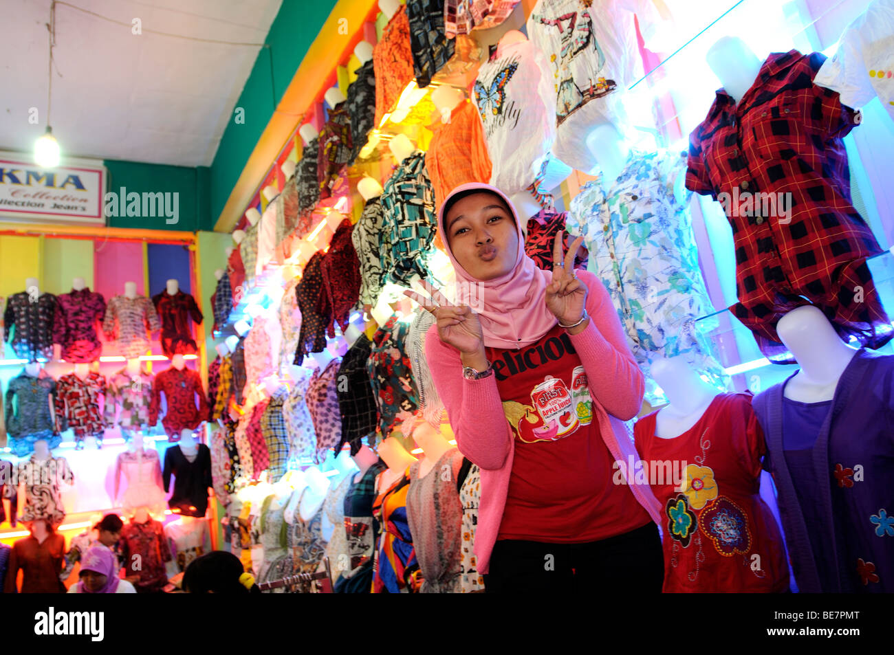 Boutique dans la rue du marché Indonésie Sumatra jambi Banque D'Images