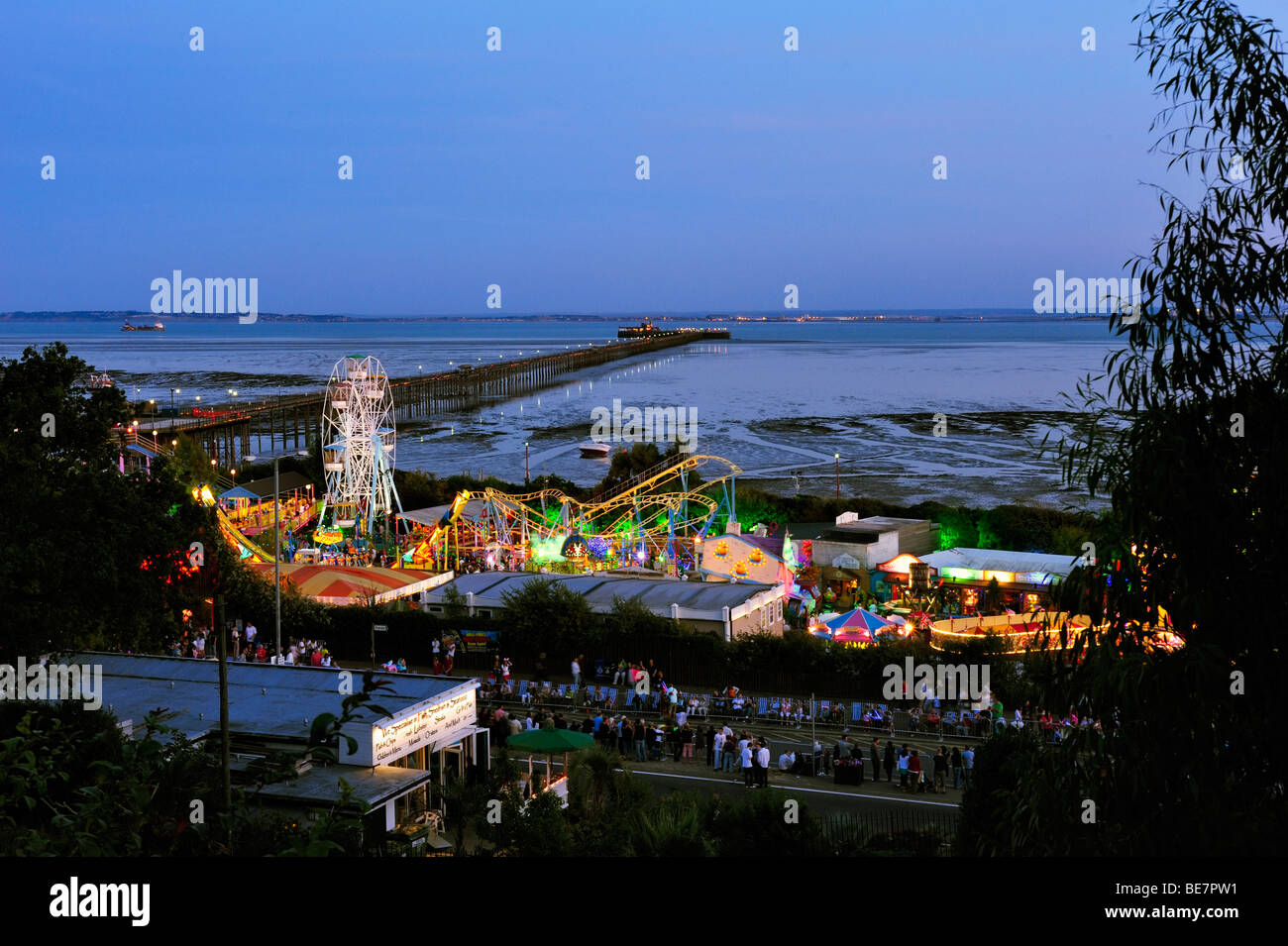 SOUTHEND-ON-SEA, ESSEX, Royaume-Uni - 28 AOÛT 2009 : vue de la jetée Southend et de l'île Adventure la nuit avec des foules attendant le défilé de carnaval aux flambeaux Banque D'Images