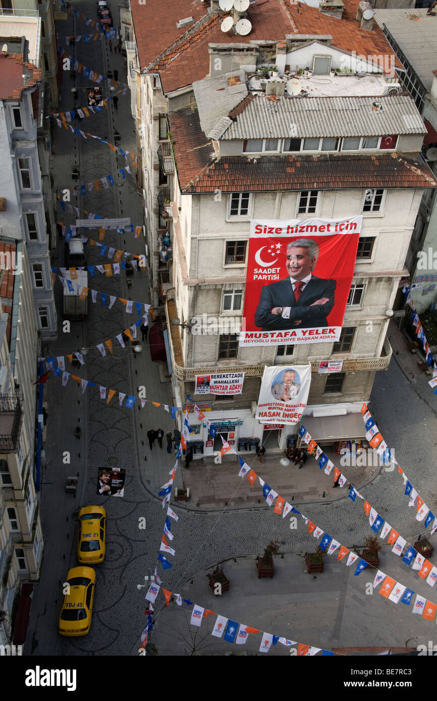 Élection bunting à Istanbul, Turquie, regardant vers le bas de la tour de Galata Mars 2009 Banque D'Images