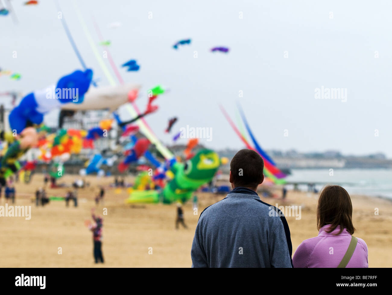 Spectateurs à un festival de cerf-volant à Margate dans le Kent. Banque D'Images