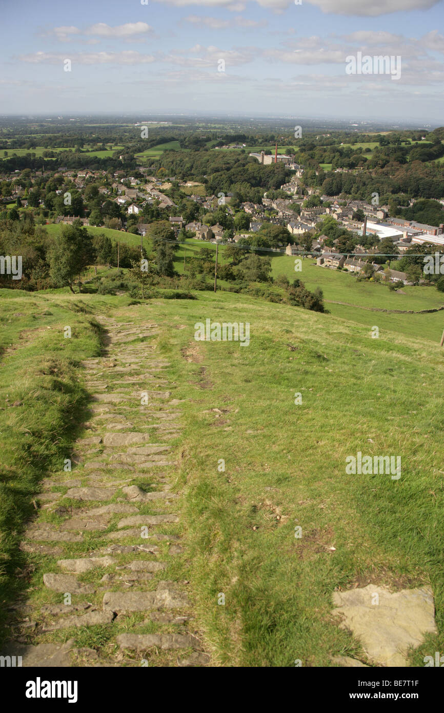 Ville de Bollington, Angleterre. Sentier de pierre meulière chemin avec la ville de Cheshire East Bollington en arrière-plan. Banque D'Images