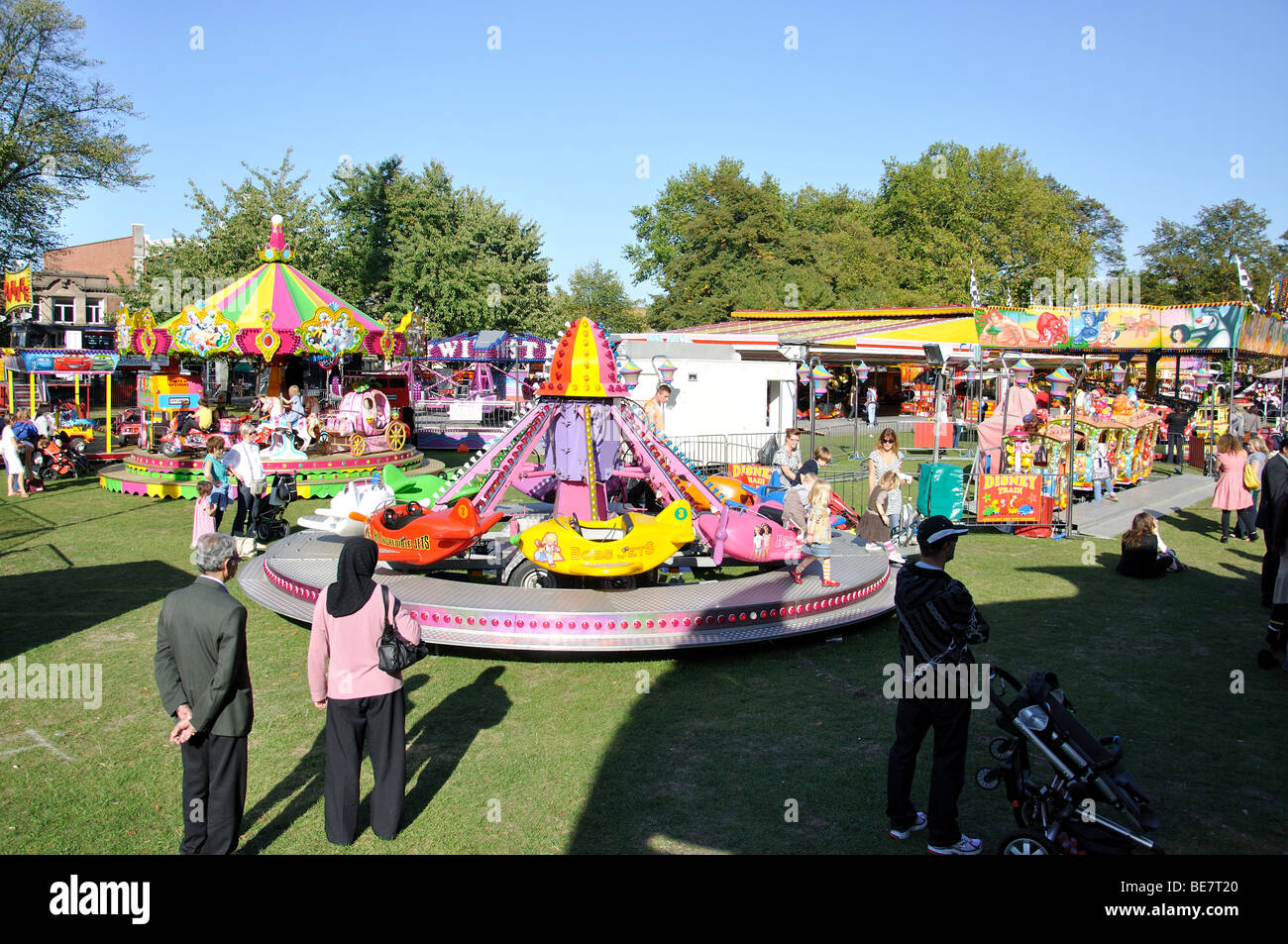 Fête foraine sur vert, Chiswick High Road, Chiswick, London Borough of London, Greater London, Angleterre, Royaume-Uni Banque D'Images