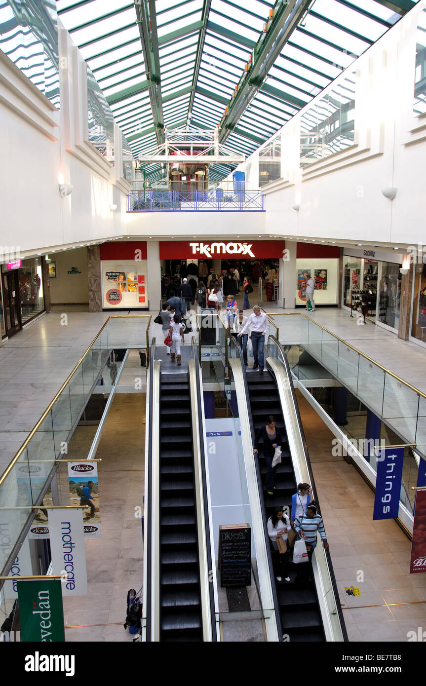 Escaliers mécaniques à l'Arcadia, Centre Commercial Ealing Broadway, London Borough of Ealing, Greater London, Angleterre, Royaume-Uni Banque D'Images
