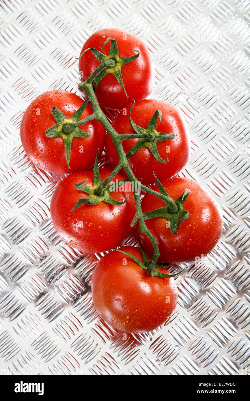 Tomates Beefsteak sur la tôle gaufrée Banque D'Images