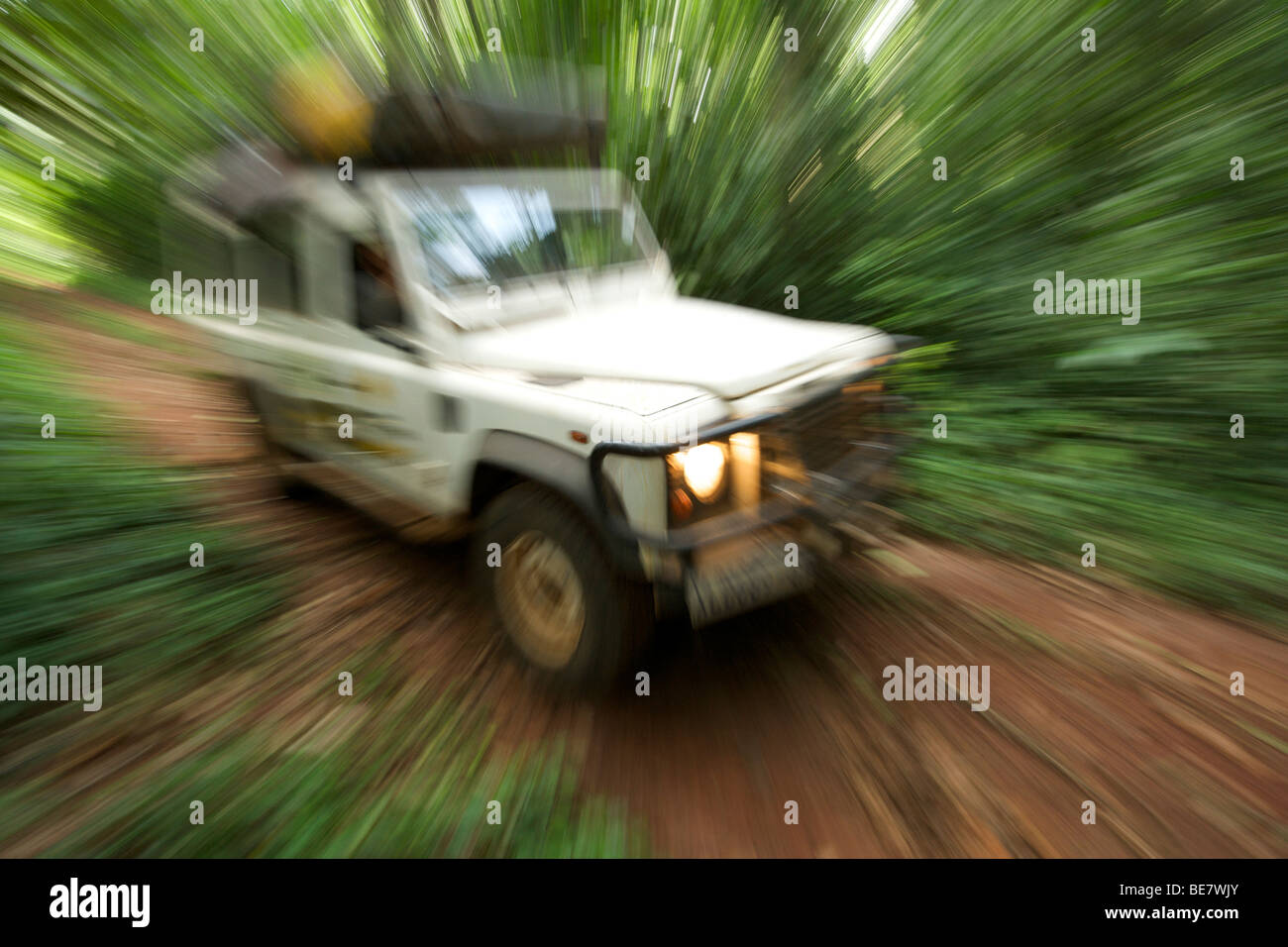 Land Rover Defender dans la réserve forestière de Budongo, en Ouganda. Banque D'Images