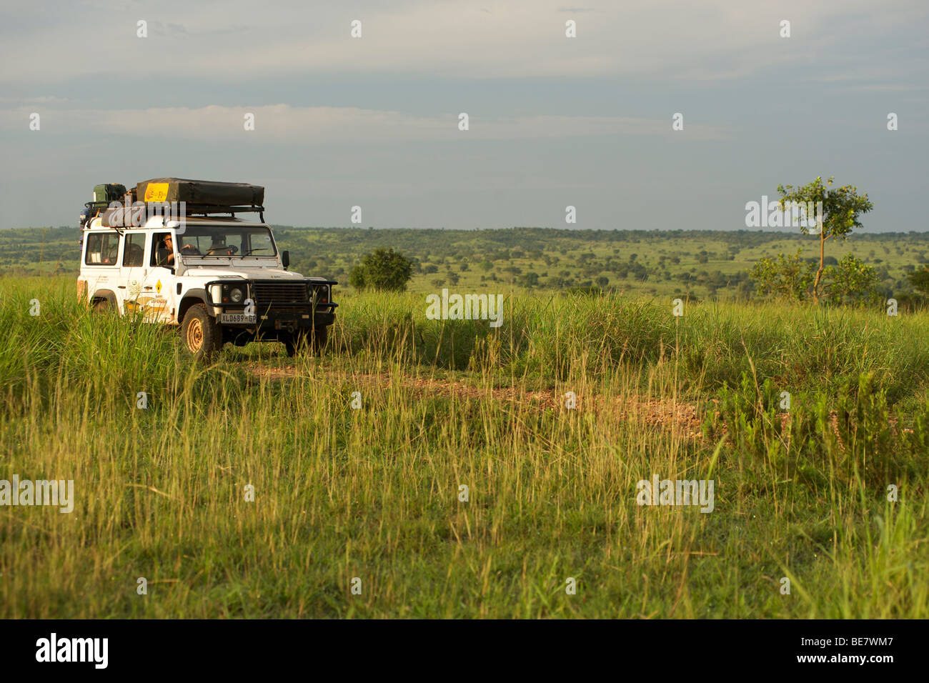 Land Rover Defender dans Murchison Falls National Park dans l'Ouganda. Banque D'Images