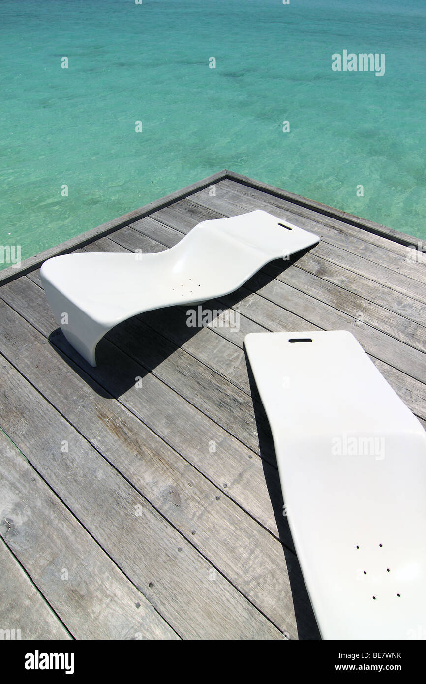 Une paire de chaises de plage sur une plate-forme en bois Banque D'Images
