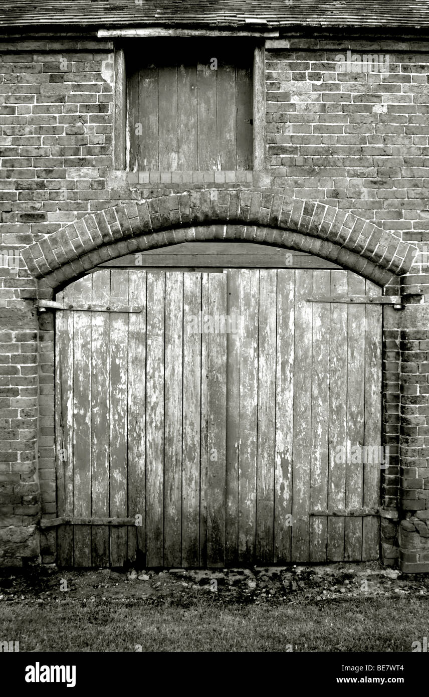 Ancien bâtiment de ferme avec porte en bois, l'angleterre , Royaume-Uni Banque D'Images