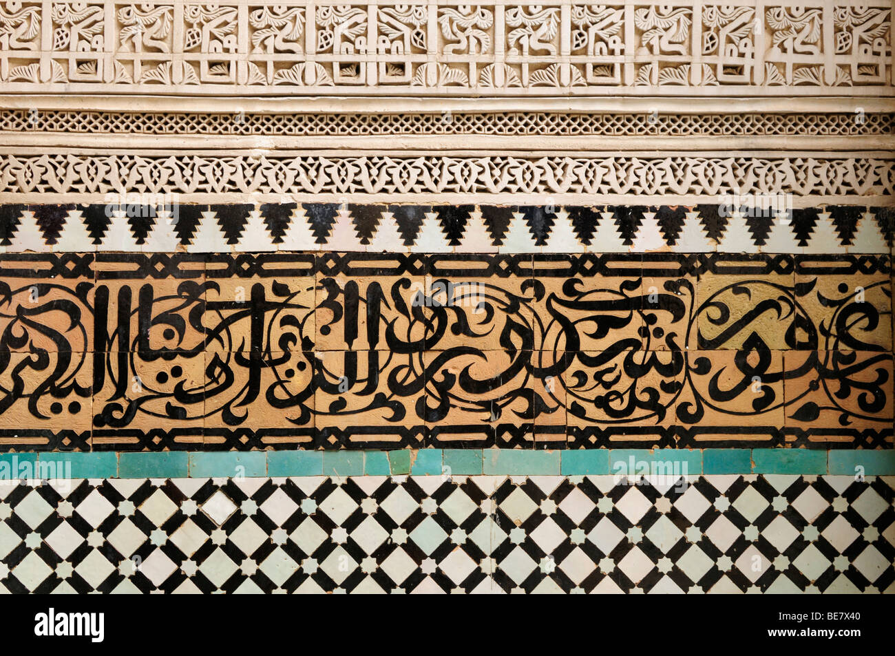 Maroc ; Marrakech ; Medersa Bou Inania ; détail de stucs et de zelliges 600x600 Banque D'Images