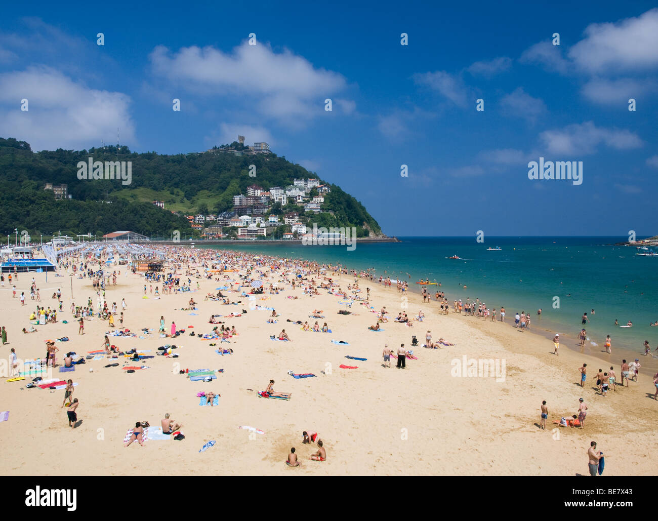 La plage d'Ondarreta, à la baie de La Concha à San Sebastian-Donostia, Espagne, sur une chaude journée d'été. Banque D'Images