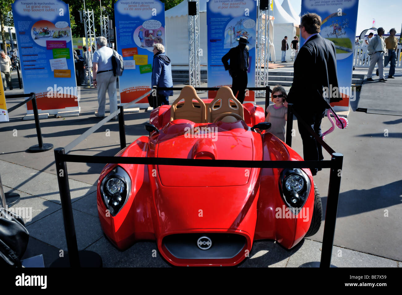 Paris, France, Shopping, personnes visitant le salon des transports altératifs, 'Fete des transports', regarder les voitures électriques à vendre, dans la rue, affichage Banque D'Images