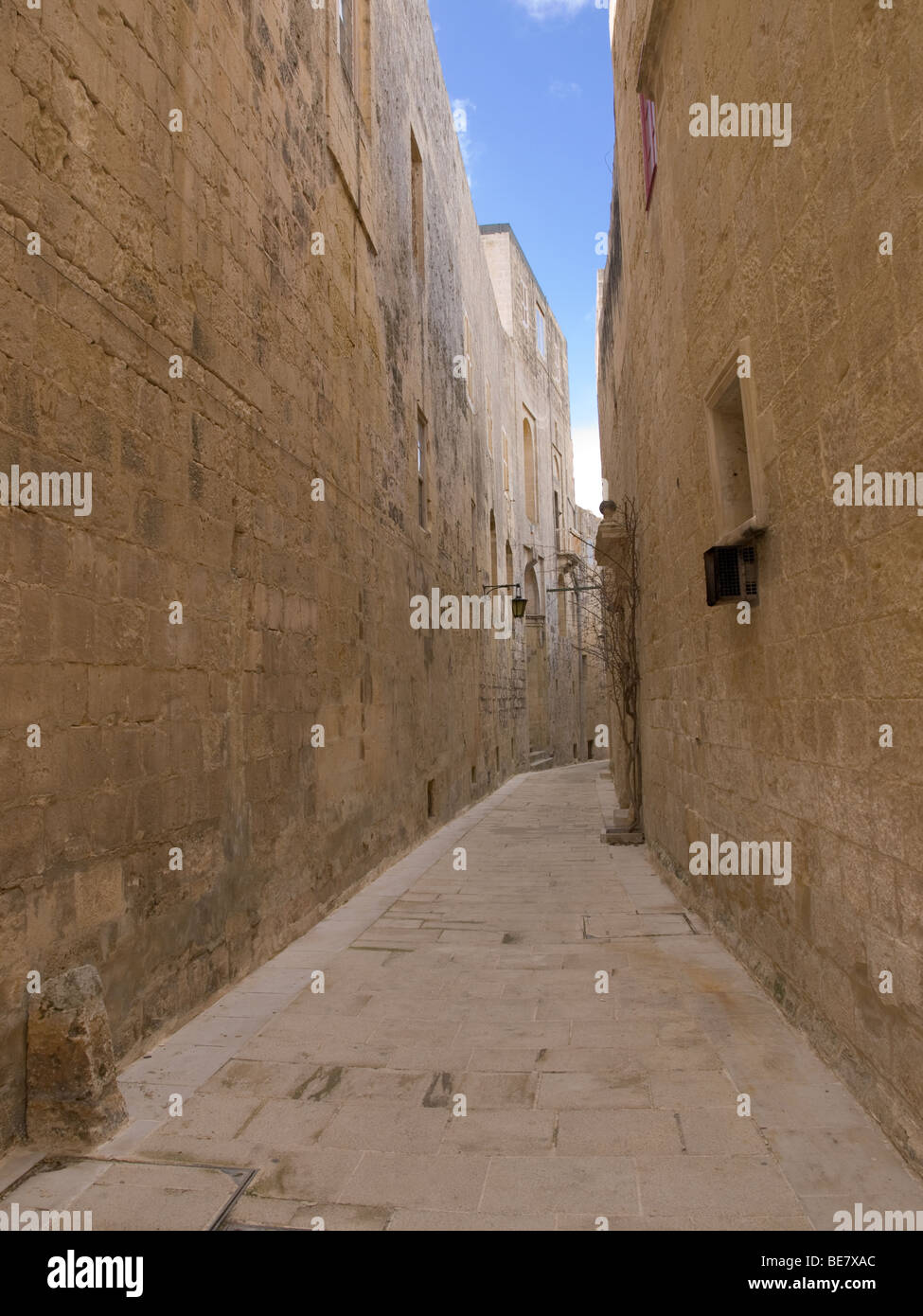 Un quartier calme, ruelle étroite dans la ville fortifiée de Mdina (Rabat), Malte. Banque D'Images