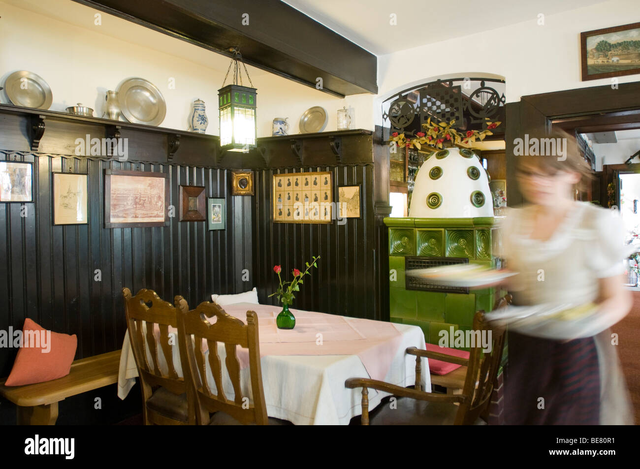 Serveuse au coin repas de l'Hôtel et restaurant Loewen, Marktbreit, Franconia, Bavaria, Germany Banque D'Images