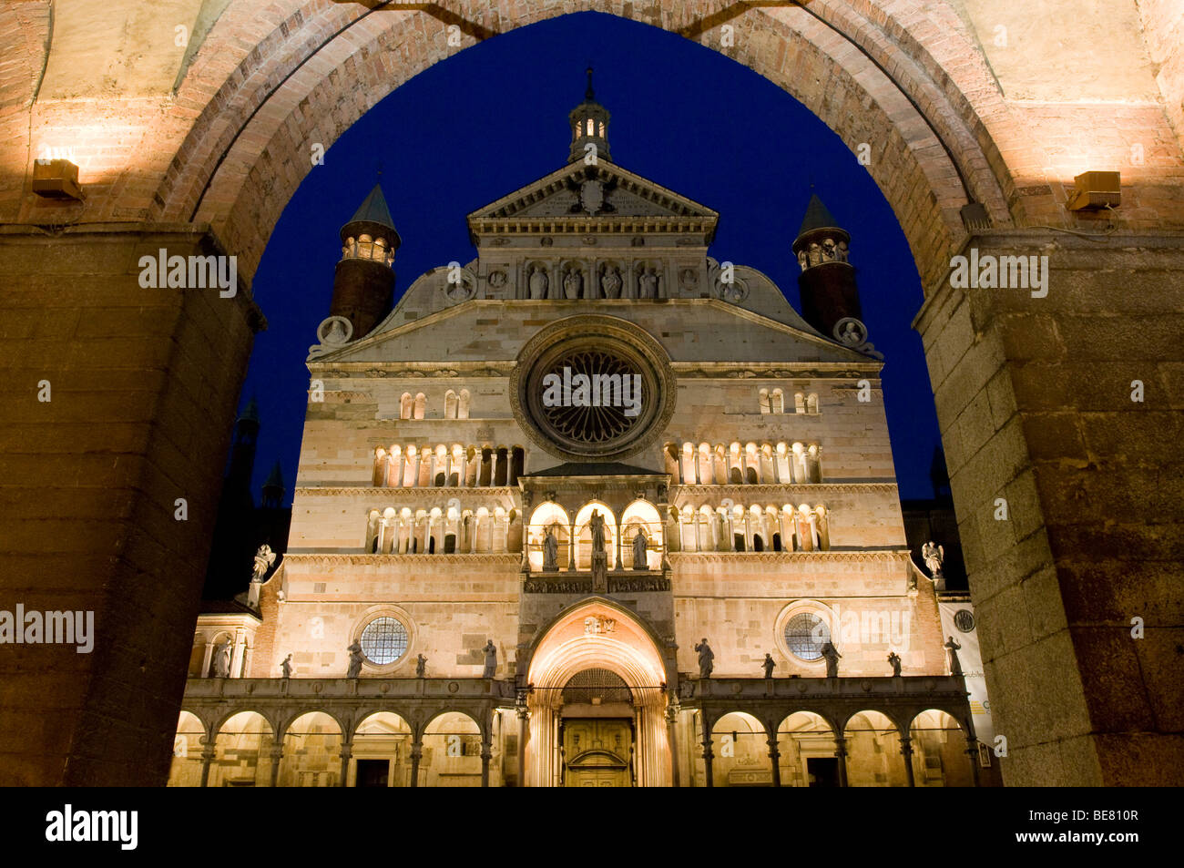 Cathédrale de Crémone et place de la ville dans la nuit, la Piazza Duomo, Cremona, Lombardie, Italie Banque D'Images