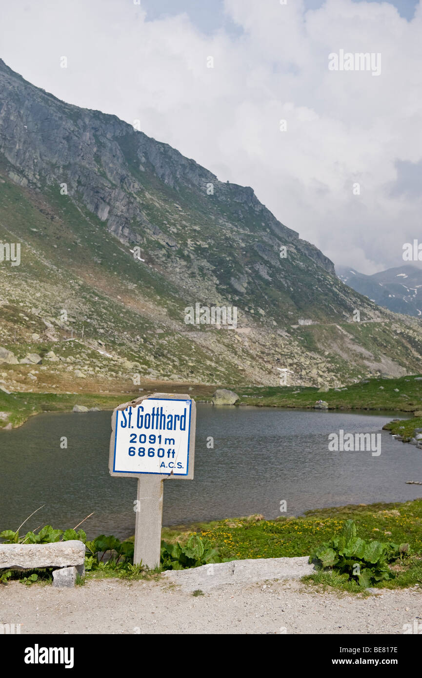 Panneau routier près d'un lac, paysage de montagnes, le Canton d'Uri, Suisse Banque D'Images
