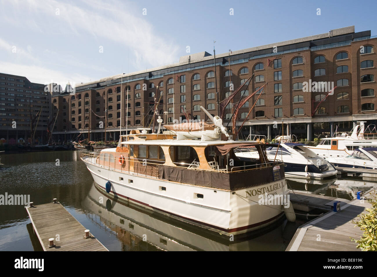 St Katherine's Dock par la Tour de Londres GO UK Banque D'Images