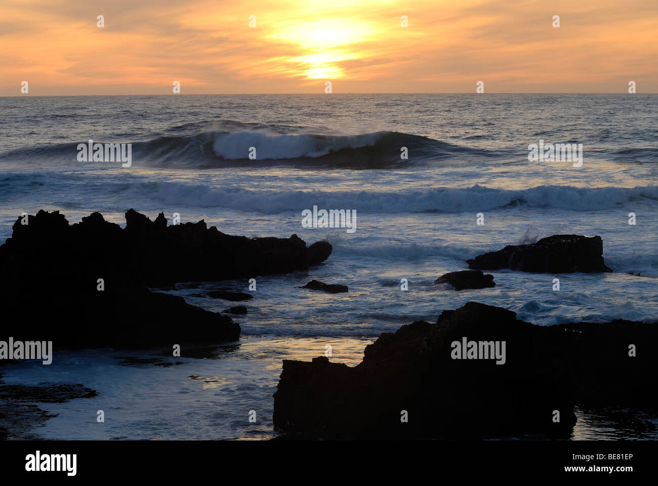 Vagues se brisant sur les rochers au coucher du soleil, près de la plage de Guincho, Costa de Lisboa, District de Lisbonne, Portugal, Estremadura, Atlantique Banque D'Images