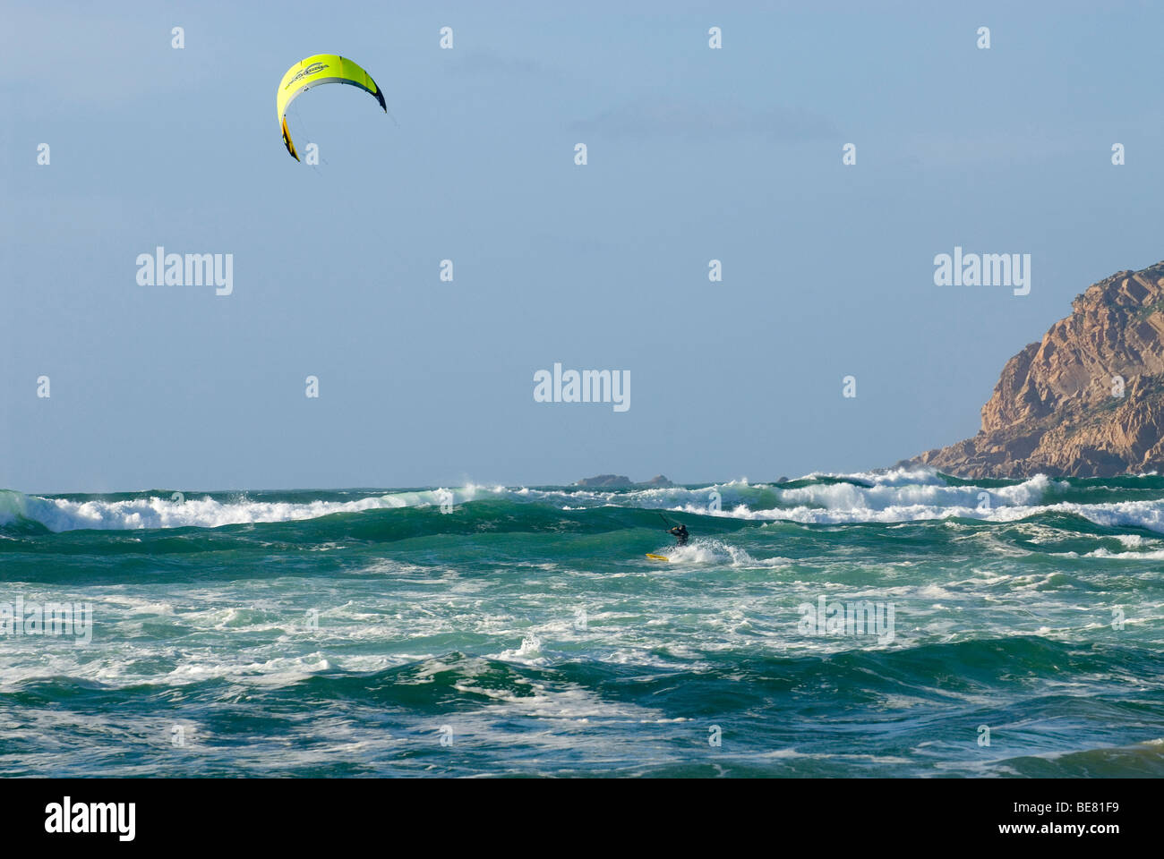 Kitesurfer sur la plage de Guincho, Costa de Lisboa, Lisbonne, Portugal, Estremadura District Banque D'Images