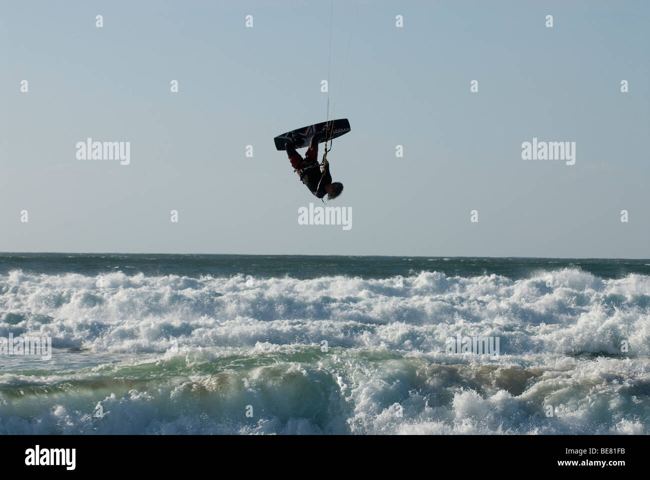 Kitesurfer sur la plage de Guincho, Costa de Lisboa, Lisbonne, Portugal, Estremadura District Banque D'Images