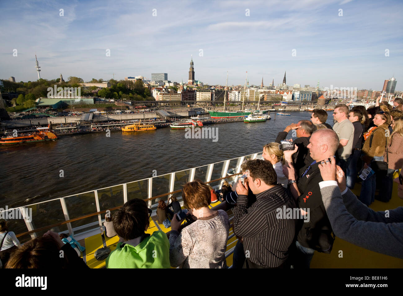 Personnes sur un bateau de croisière à prendre des photos de l'administration portuaire, Hambourg, Allemagne Banque D'Images