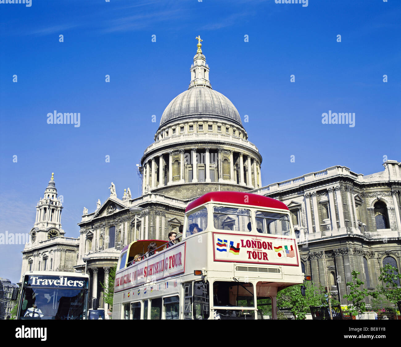 Tour bus passant la cathédrale St Paul, Ville de London, England, UK, FR Banque D'Images
