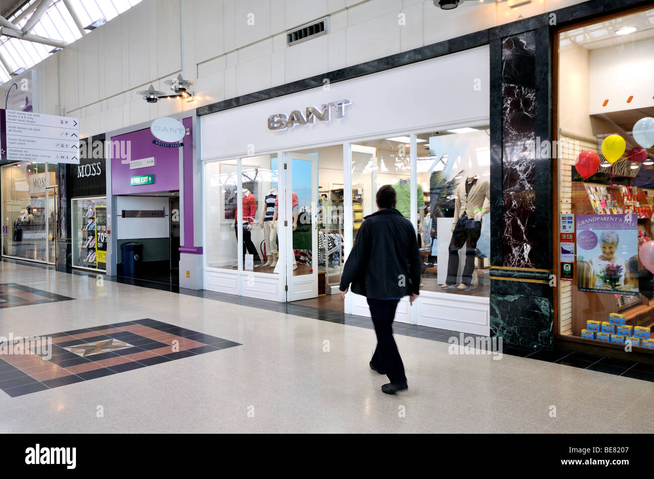 Boutique Gant façade à un seul nouveau client en passant devant dans un  centre commercial très vide Photo Stock - Alamy