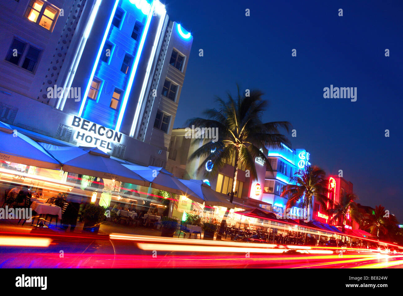 Hôtels à l'enseigne au néon de nuit, sur Ocean Drive, à South Beach, Miami Beach, Florida, USA Banque D'Images