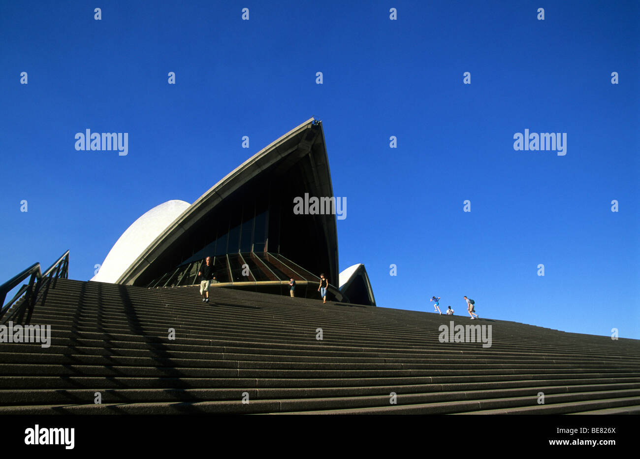 Voir l'escalier et à l'Opéra en face de ciel bleu, Sydney, New South Wales, Australia Banque D'Images