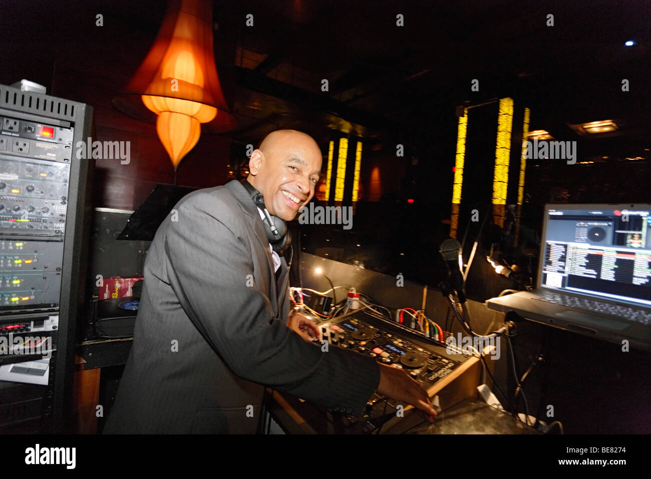 DJ Jimmy Knowles dans le Taj Lounge Club Salsa, Manhattan, New York City, New York, USA Banque D'Images