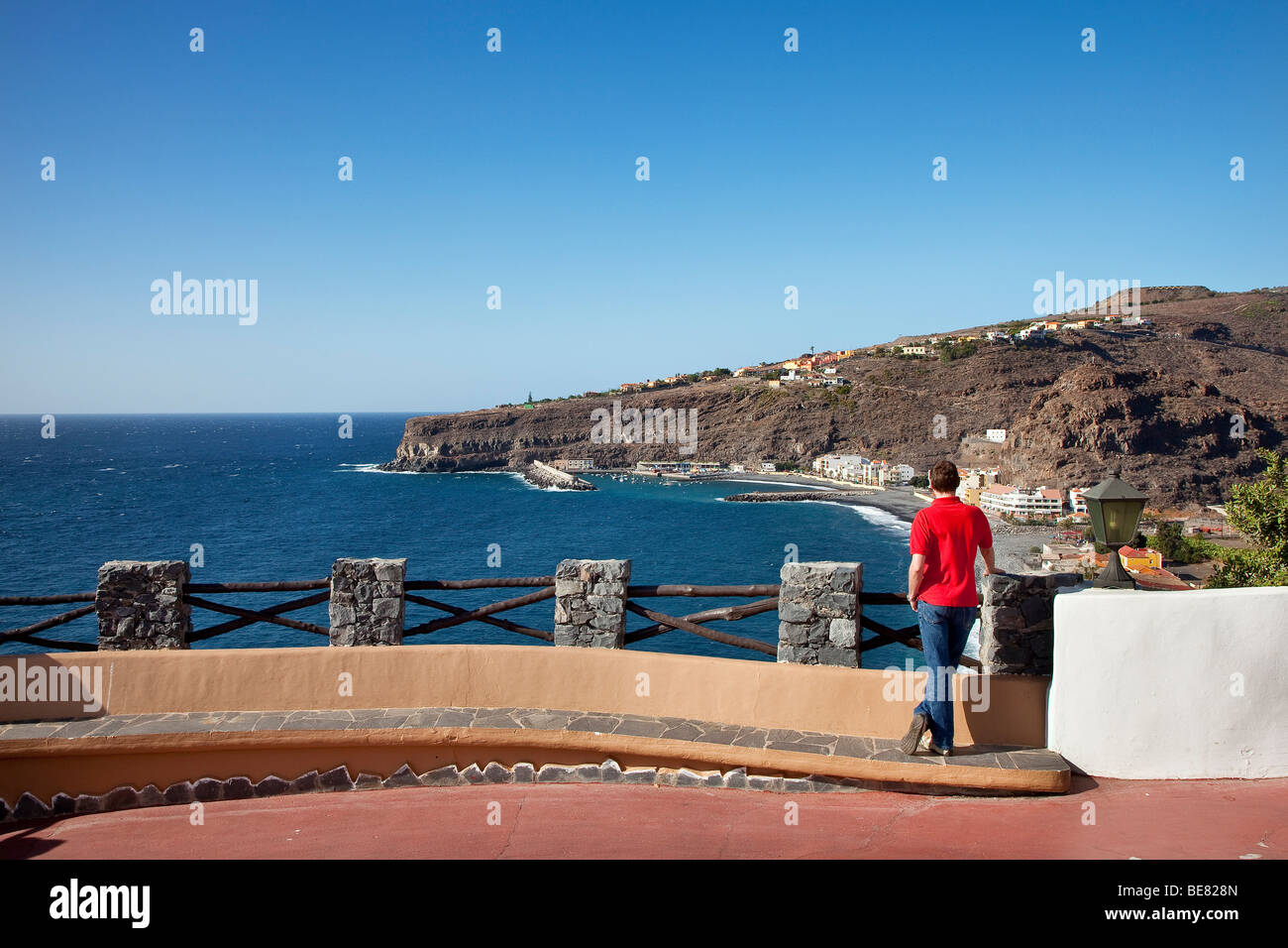 Un homme à la recherche de la terrasse de jardin Tecina Hotel au littoral, Playa de Santiago, La Gomera, Canary Islands, Spain, Eur Banque D'Images