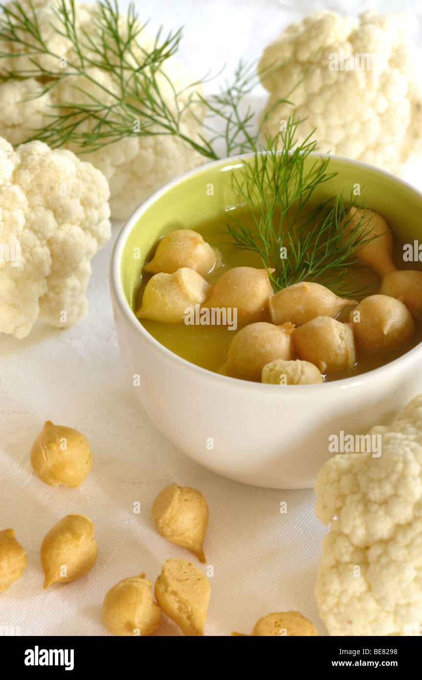 Soupe de chou-fleur avec croûtons pâte feuilletée Banque D'Images Soupe de chou-fleur avec croûtons pâte feuilletée Banque D'Images
